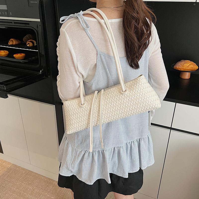 Niche light luxury woven pattern underarm bag women's new simple portable shoulder bag commuter baguette bag