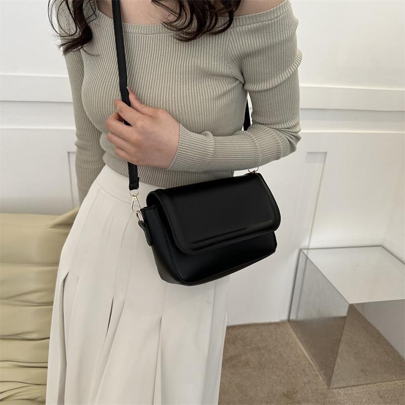 Urban Chic Small Crossbody Bag Trendy 2023 Shoulder Bag Simple Square Purse