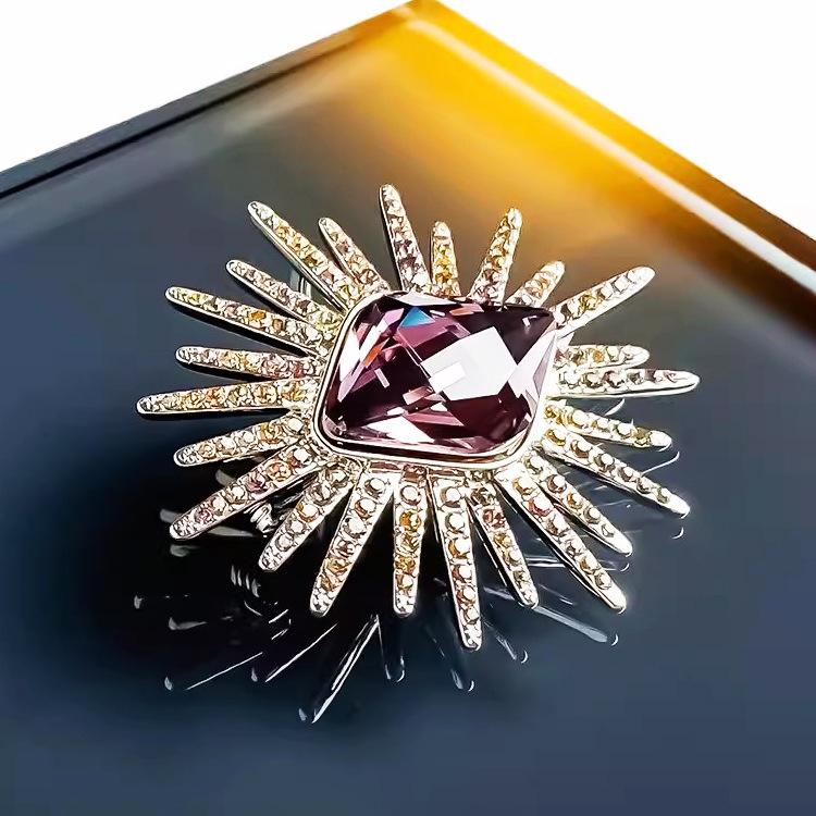 Exquisite Star Brooch, High-End Female Luxury Temperament, Diamond-Encrusted Corsage, Niche Design Pin, Retro Suit Accessories