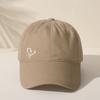 Cappellino da Baseball Carino con Motivo a Cuori, Unisex Beige con Cuore Bianco, Regolabile e Facile da Curare. Casual e Stiloso.