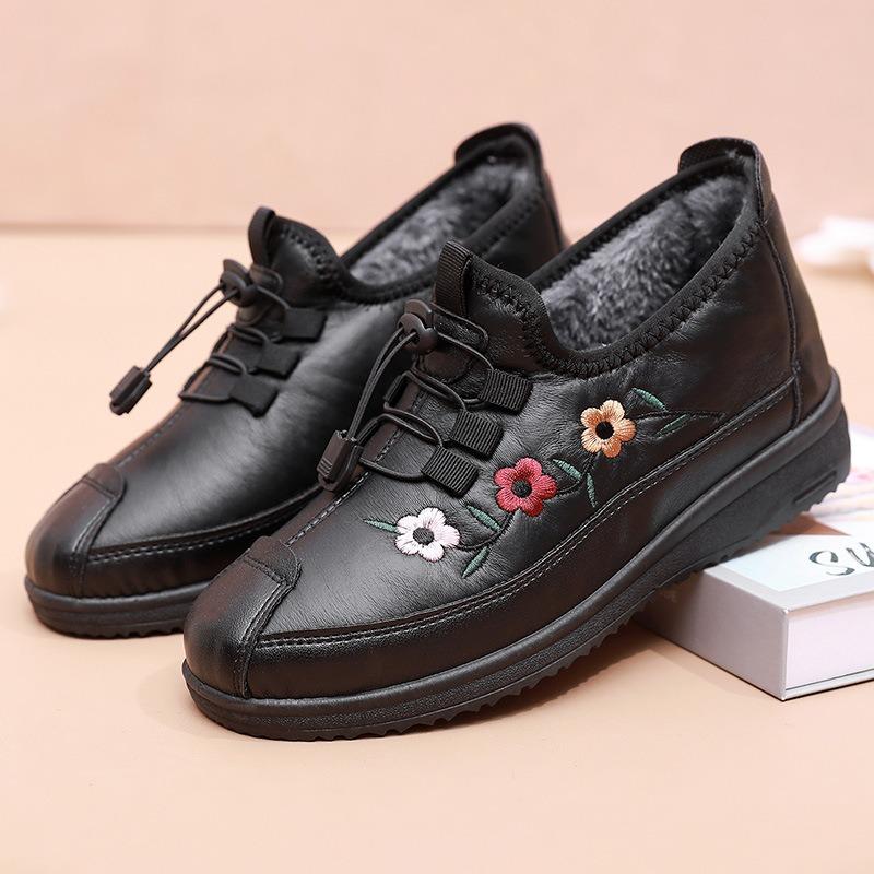 Old Beijing cloth shoes women's winter middle and old shoes with velvet warm soft sole waterproof and non-slip elderly cotton shoes