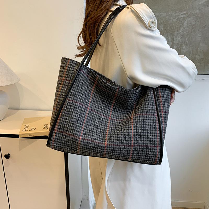 

Трендова картата повсякденна контрастних кольорів модна ретро сумка на плече для матері та дитини 2025 осінньо-зимова нова висококласна сумка під пахву для жінок 37*11*30 чорний