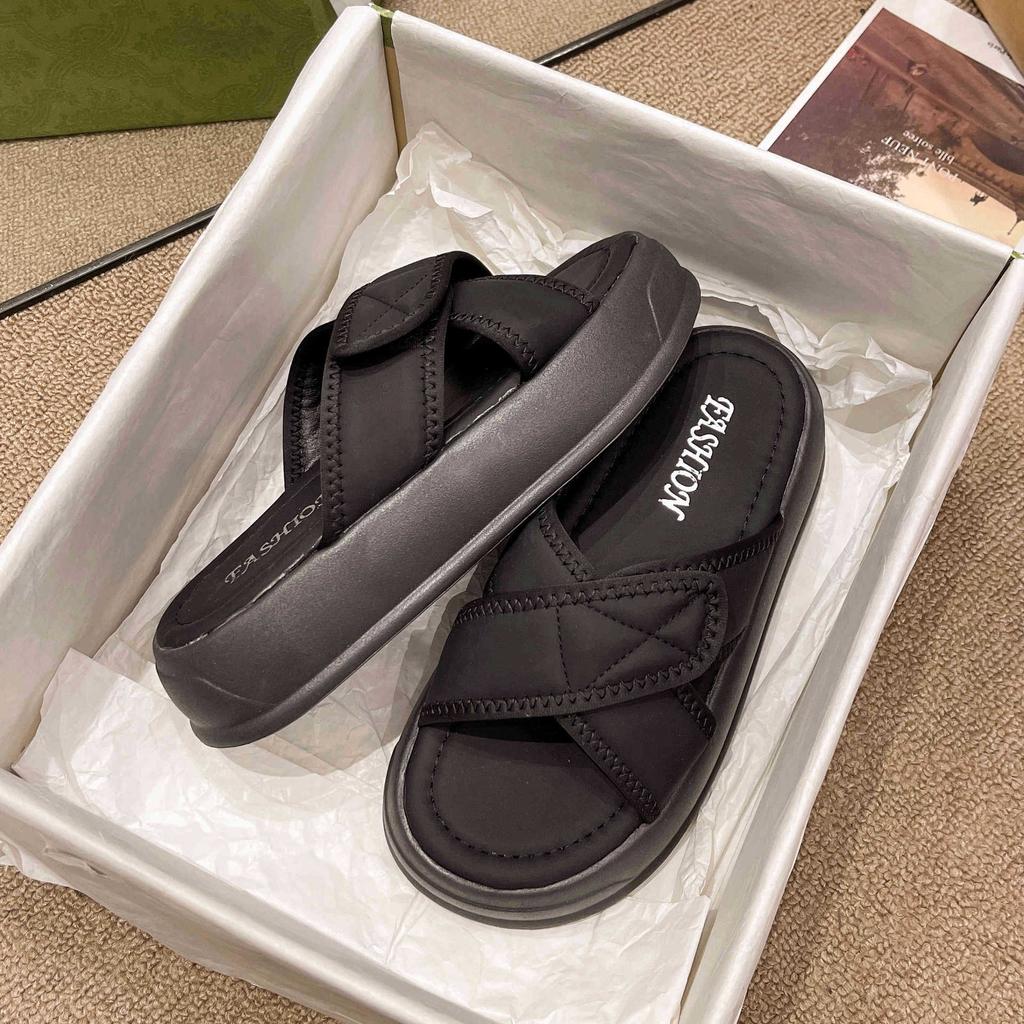 Schwarze Hausschuhe Damen tragen Plateausandalen im Sommer, neue Modelle im neuen Jahr, flache Sohle Ein-Wort-Slipper Muffin, lässige Sandalen Damen
