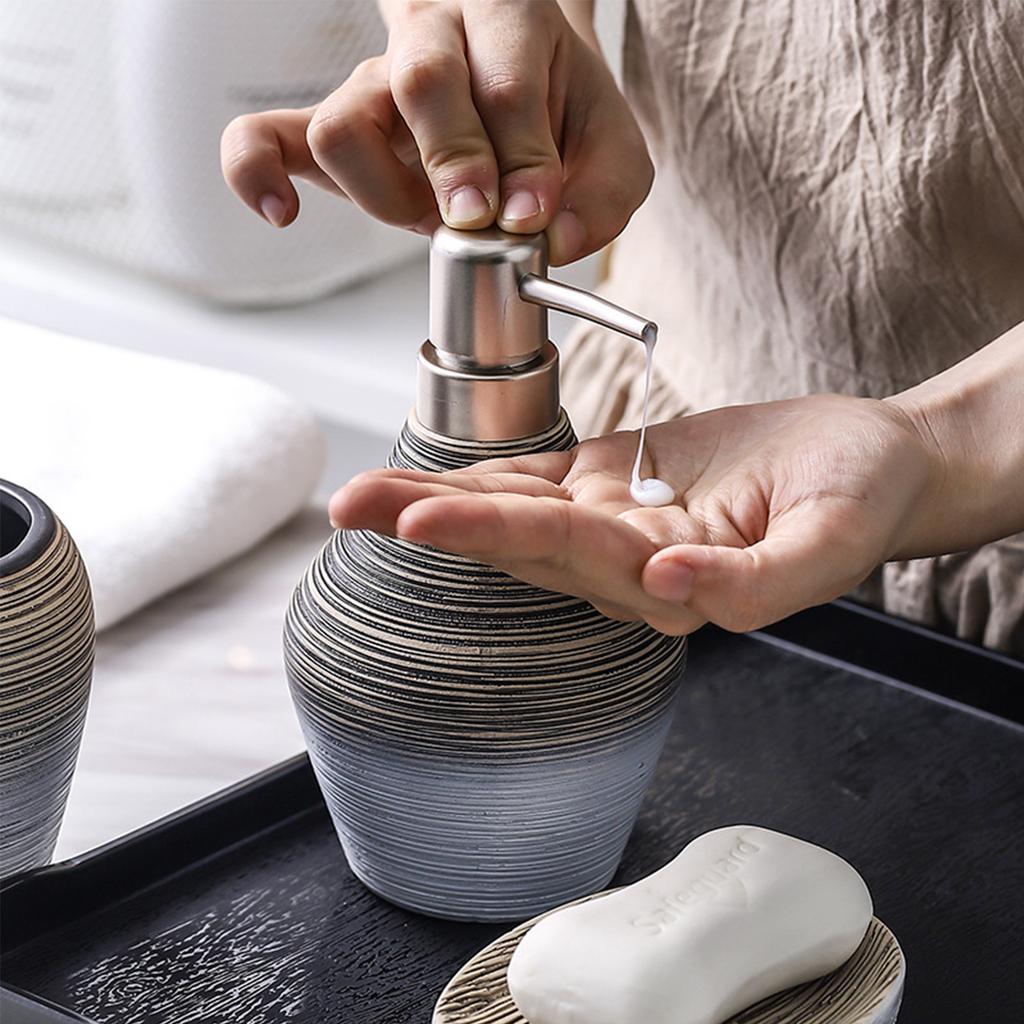 Badezimmer-Zubehör-Set mit Zahnbürstenbecher Mundspülbecher Lotionflaschen Seifenschale