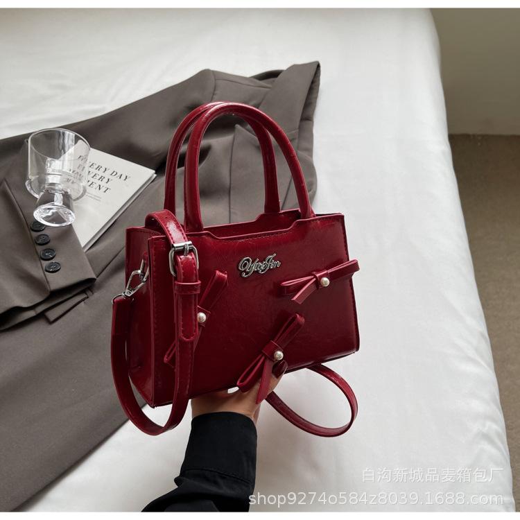 

2025 bow handbag Korean version niche new casual messenger bag girls simple commuter mobile phone small square bag бордовый