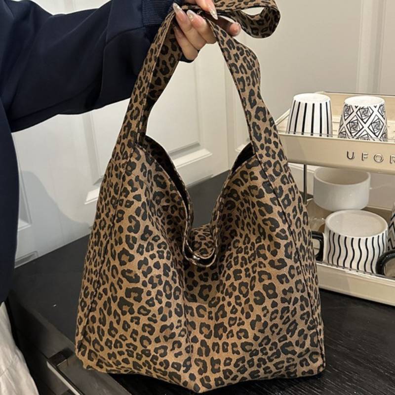 Leopard Print Canvas Bag For Women With Large Capacity And Magnetic Closure For Daily Use