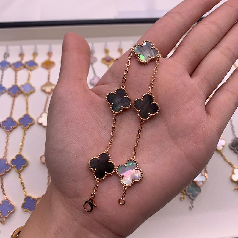 

Бутик Браслет «Четырехлистный клевер Пять цветков» 18K Легкая роскошь Инс Дизайн Модный Изысканный Универсальный Мужской и женский браслет Boutique Bracelet