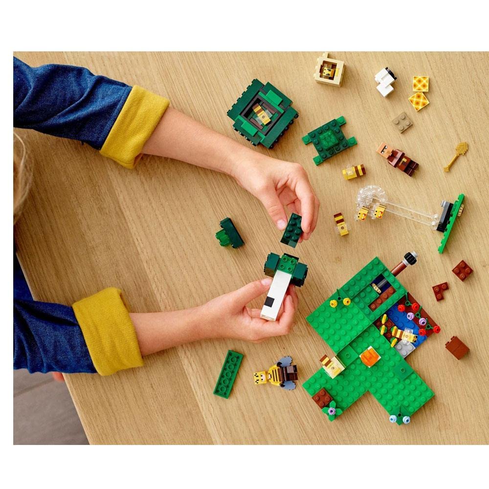 LEGO Minecraft Bee Farm 21165 Toy Blocks Video Game Animals Boys and Girls Ages 8 and Up