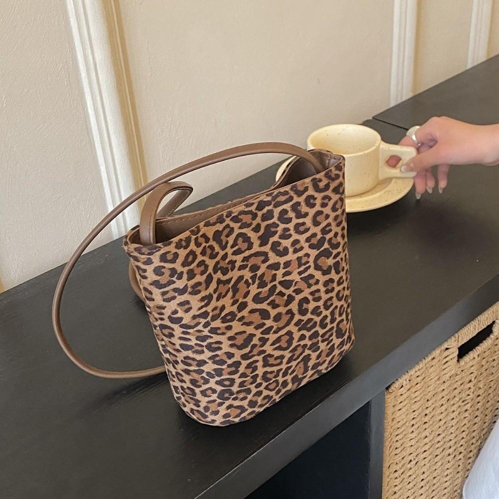 Stylish Pure Color Crossbody Bag Large Capacity Magnetic Buckle Closure Mini Bucket Bag Lightweight Women Handbag Daily Match
