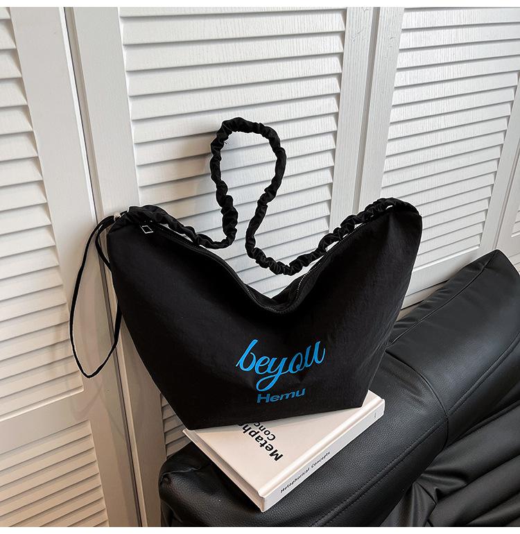 

Casual solid color canvas bag women s high-end sense large-capacity tote bag pleated commuter women s hand-held underarm bag чёрный