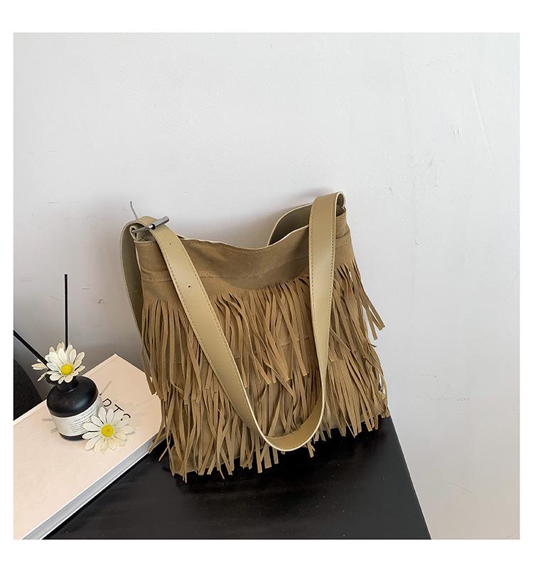 

Жіноча велика містка ретро сумка через плече з китицями - Мода Осінь 2023 хакі