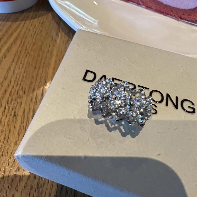 Geometric Copper Ring For Women Featuring Sparkling Diamonds And Unique Style For Summer 2024