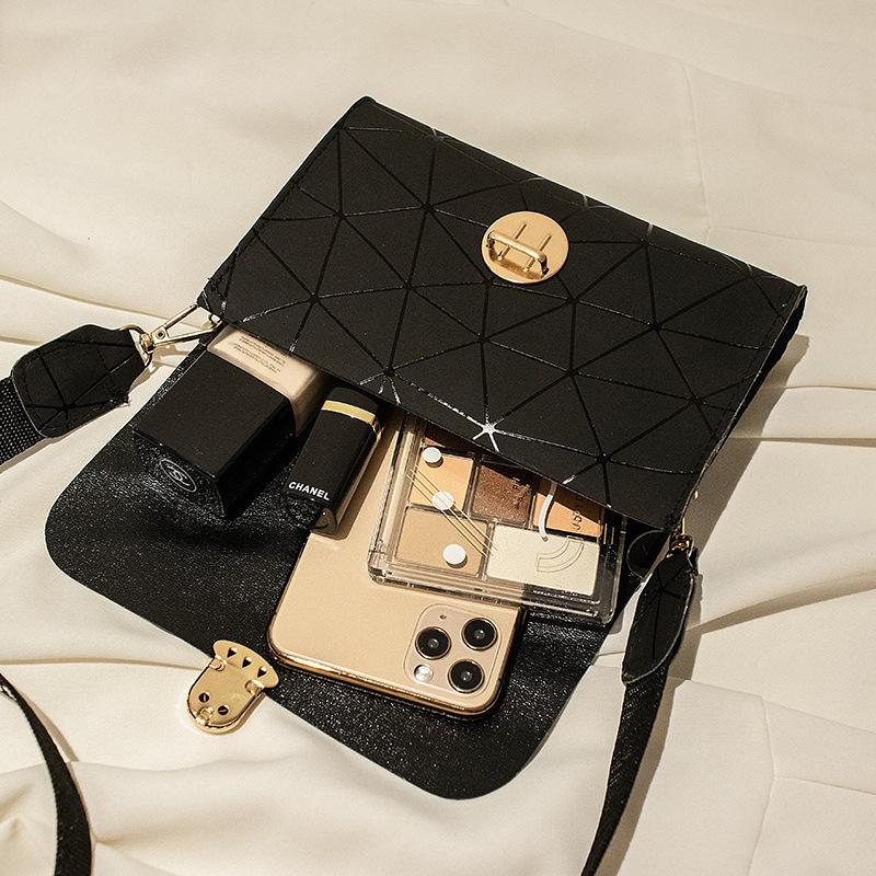 Guangzhou small bag summer and autumn new women's oblique span shoulder printing personalized rhombus triangular small square bag tide