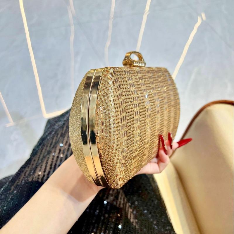 Malá kabelka je módní, elegantní a luxusní dámská kabelka pro společenskou dámu a večerní kabelka.