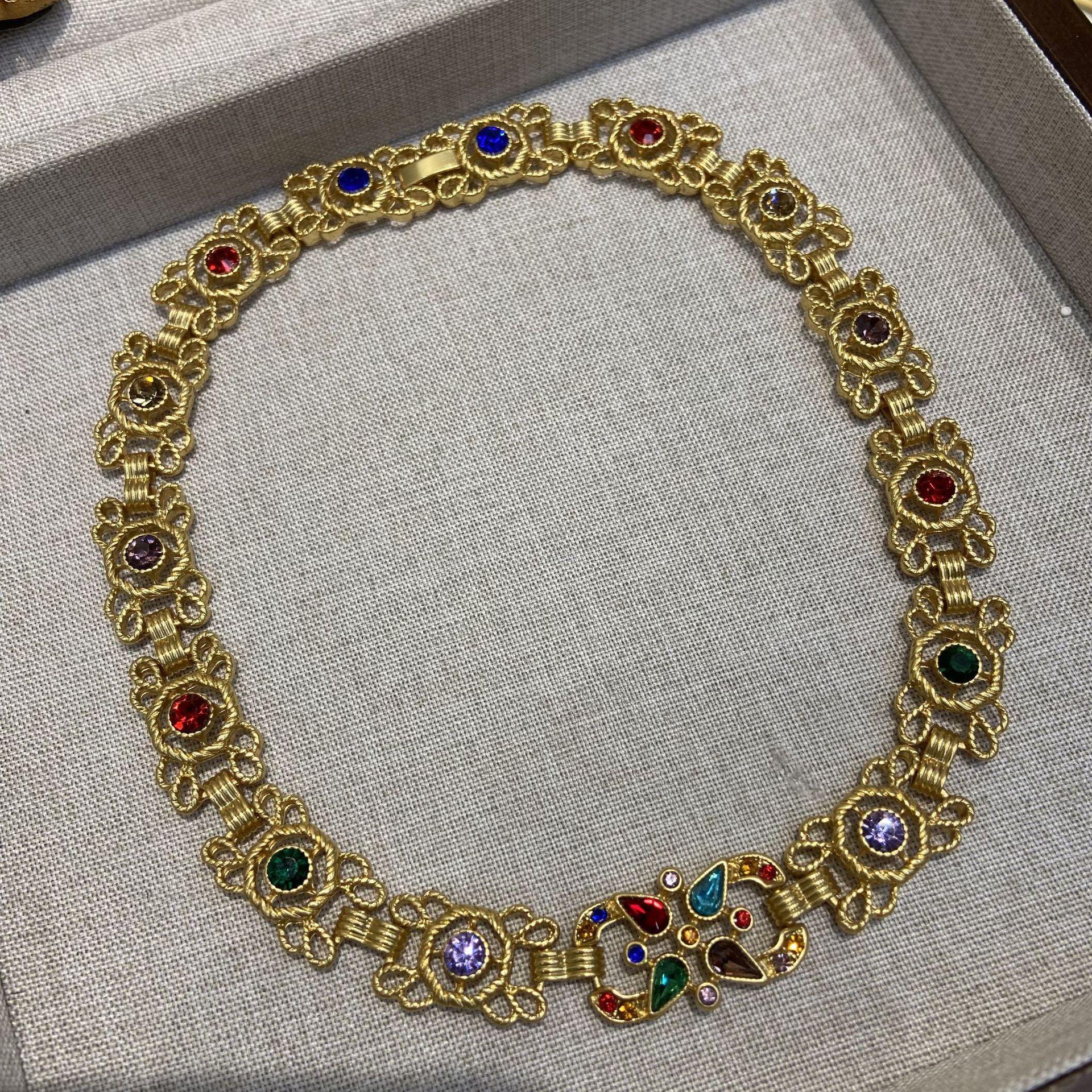 

Vintag средневековые ювелирные изделия завод прямые поставки мода старинное золото латунь ручная резьба цветные драгоценные камни ожерелье мода