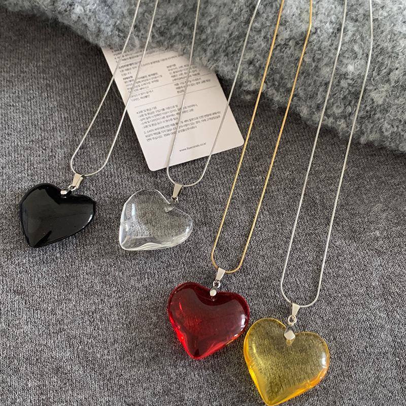 Halsband med hänge i titanstål och harts, kärlek, ins, enkel nyckelbenskedja, nisch, temperament, mångsidiga smycken, kvinnor