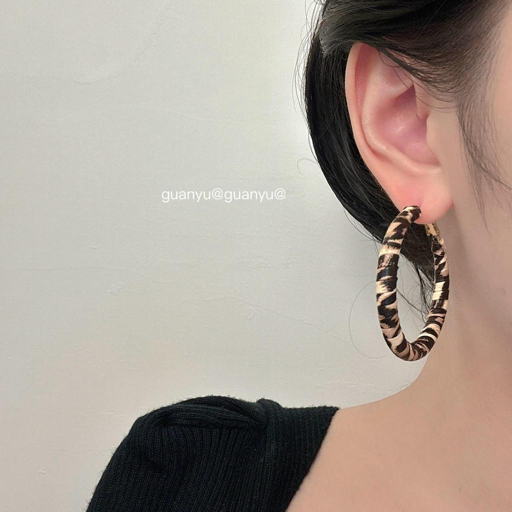 Boucles d'oreilles créoles exquises en cuir à imprimé léopard pour femmes - Mode élégante, luxueuse et polyvalente.