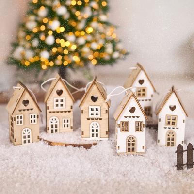Yaratıcı Tasarımlı ve Asılı Süslemeli Eşsiz Ahşap Noel Evi Dekorasyonu, Noel İçin İdeal Hediye