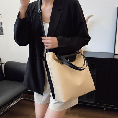 Sac pour femme nouveau printemps et été niche tissu nylon sac à bandoulière sous le bras sac bandoulière portable sac fourre-tout pour les trajets