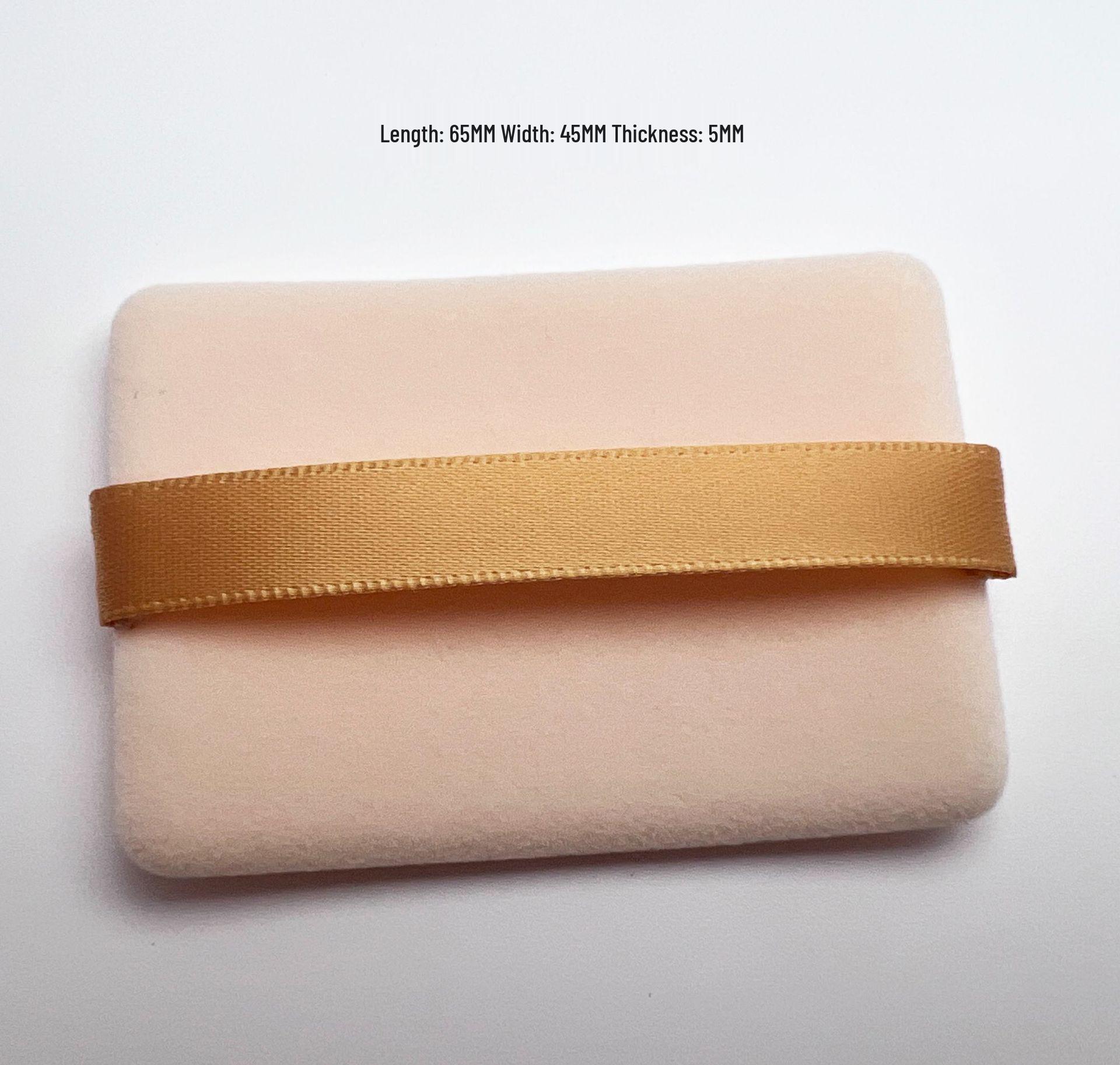 

Компактная пудра прямоугольной формы, ультратонкая, плюшевая, верблюжьего цвета, от известного бренда, с подушечкой и флокированным пушком