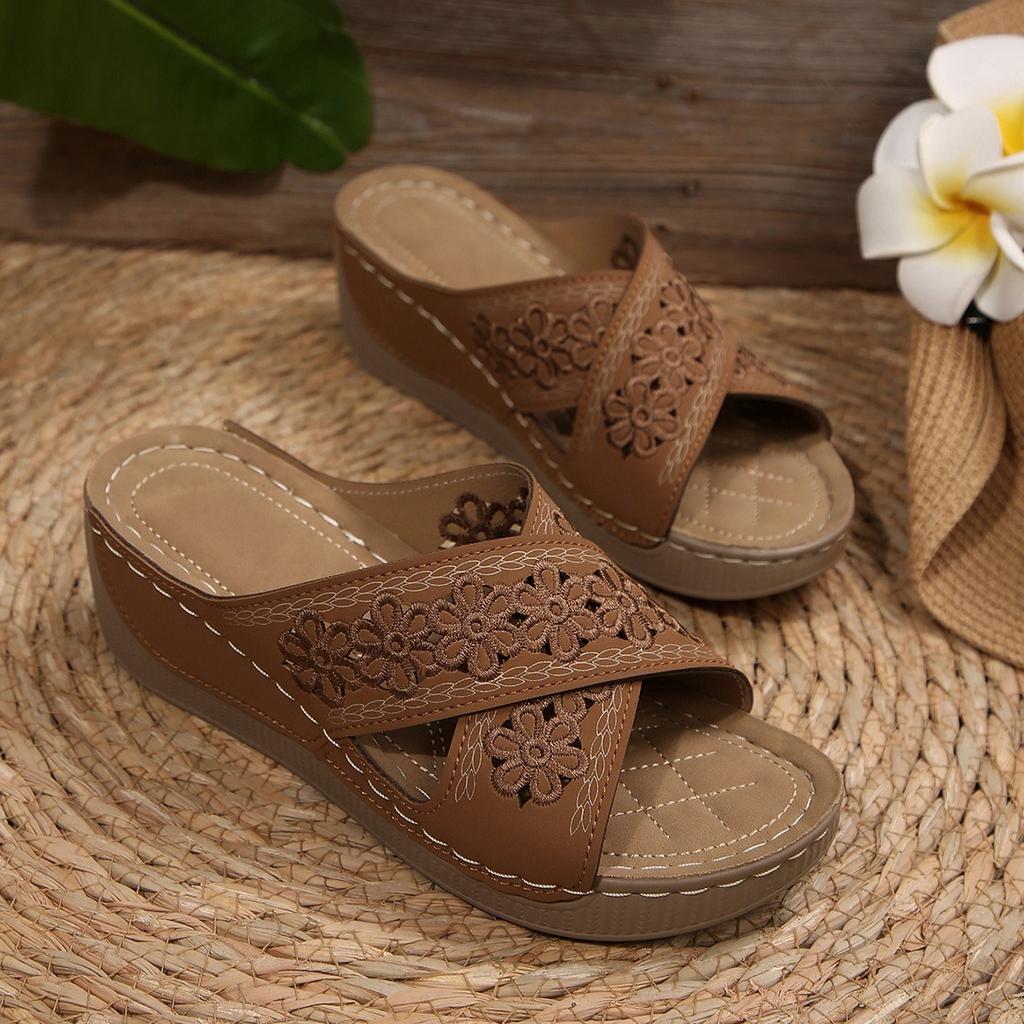 Summer New Slope Heel Platform Slippers Large Size Fish Mouth Casual Platform Beach Shoes