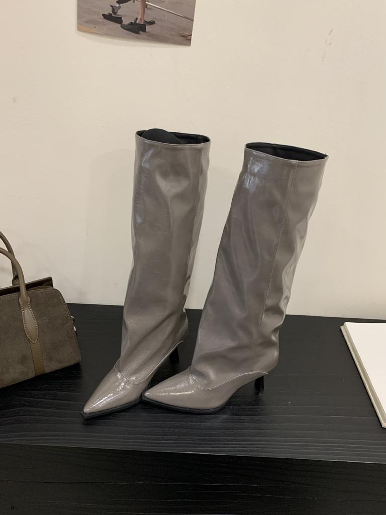 Graue Lackleder Stiefel mit spitzer Spitze, plissiert, weiblicher Hot-Style, feiner Absatz, hoher Schaft, aber kniehoher Absatz, Ritterstiefel