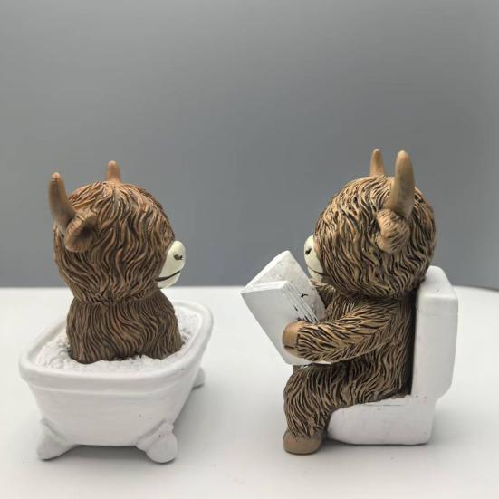Highland Cow Bathroom Figurine Funny Scottish Cattle Sitting on Toilet Statue Resin Calf Bathing Sculpture for Home Tiered Tray Table Fireplace Decor