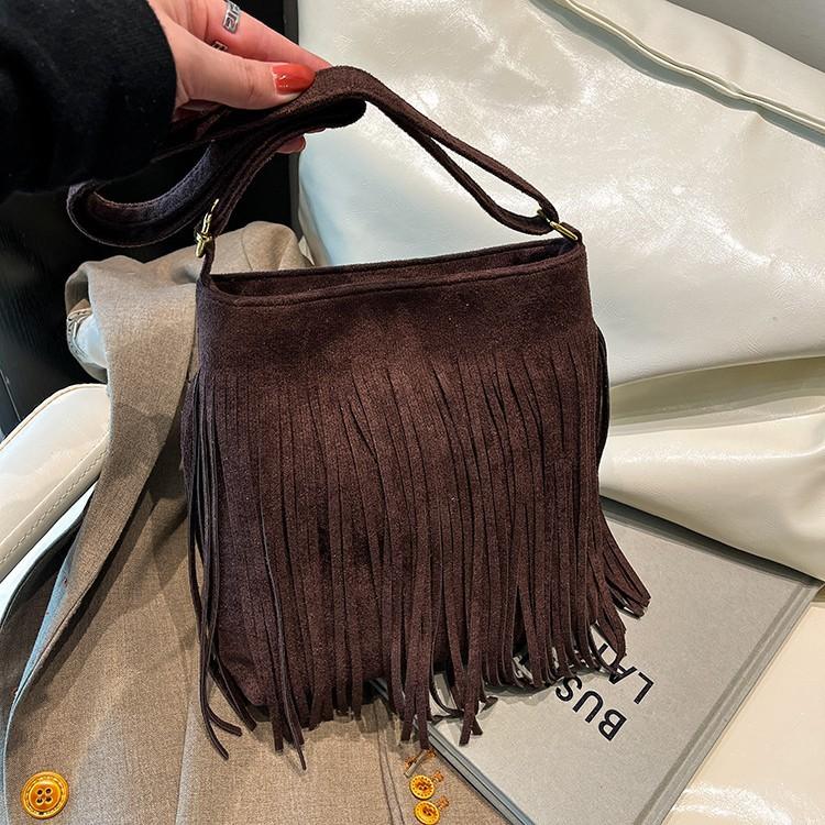 Niche suede bag women's new fashion versatile messenger bag popular fringed bucket bag