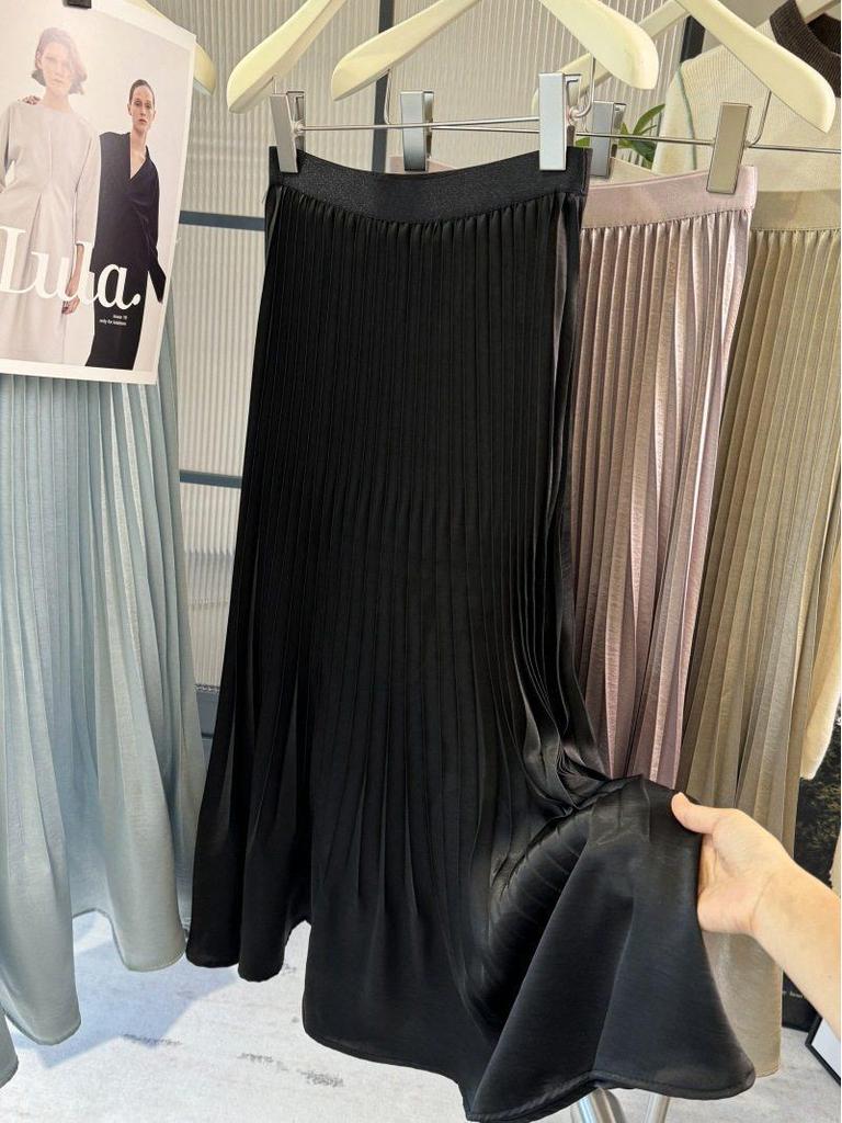 2026 Early Spring A-Line Pleated Skirt: Gentle, Versatile Design for Women's Mid-Length Fashion.