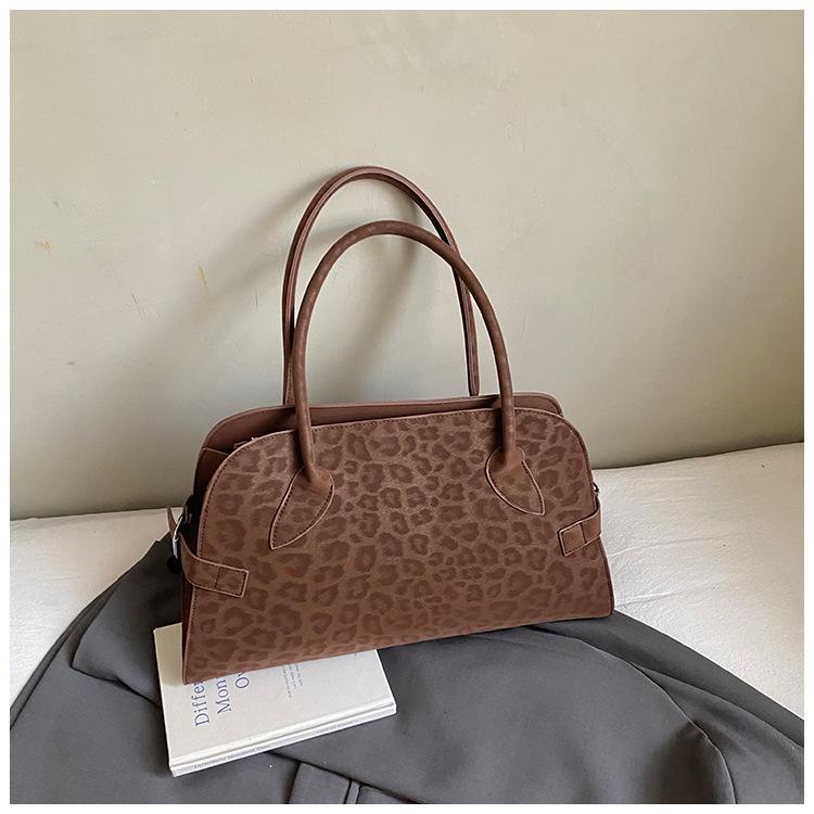 

Premium retro commuter shoulder big bag women 2025 new Korean niche briefcase fashion commuter armpit bag цветной печати леопарда