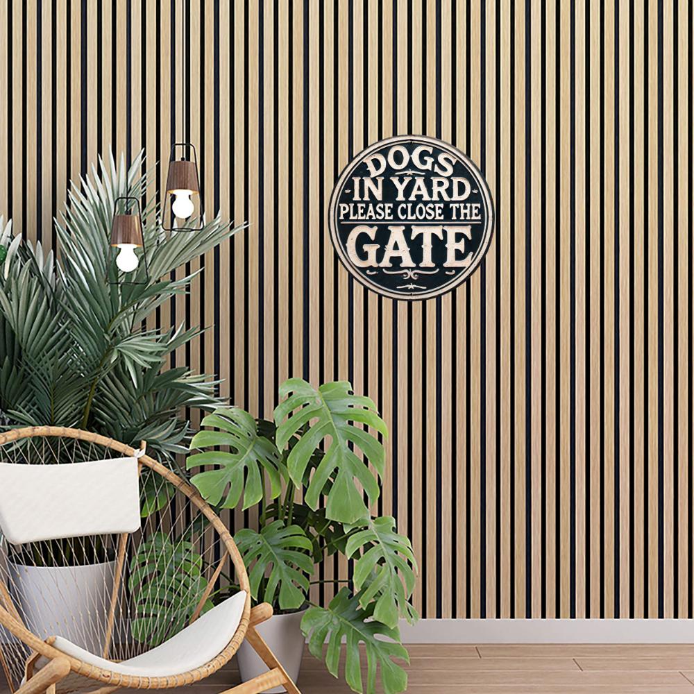 Semn Vintage Câine în Curte: Vă rugăm închideți ușa - 20cm/8in Decor de perete din aluminiu