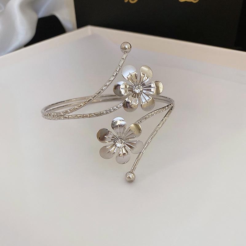 Шикарный многослойный открытый браслет с цветочным и листовым узором – элегантный, универсальный, роскошный в европейском и американском стиле