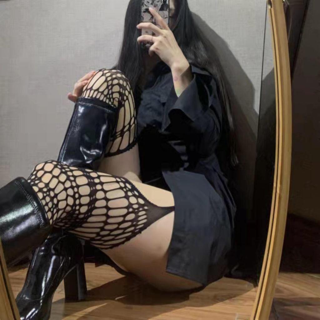 Mu Ruan Sexy JK Netzstrumpf-Halter mit offenem Schritt und floralem Totem-Muster - Schwarzer hohler Strumpf-Romper