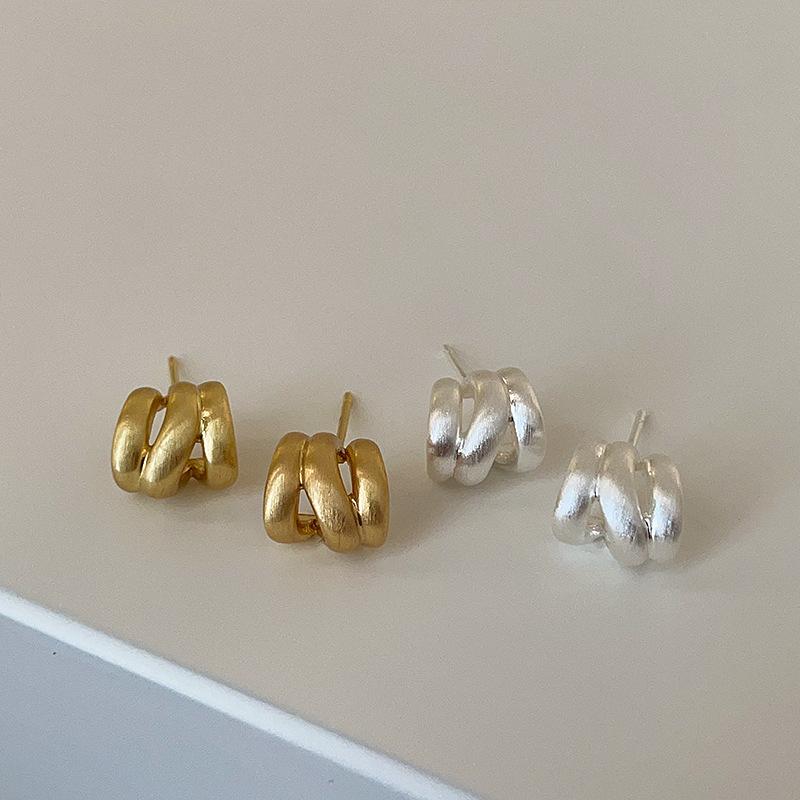 Koreanische Nischen-Ohrringe mit gebürsteter, matter Mehrschicht-Metallniete, kalter Stil, exquisiter und vielseitiger Schmuck für Frauen