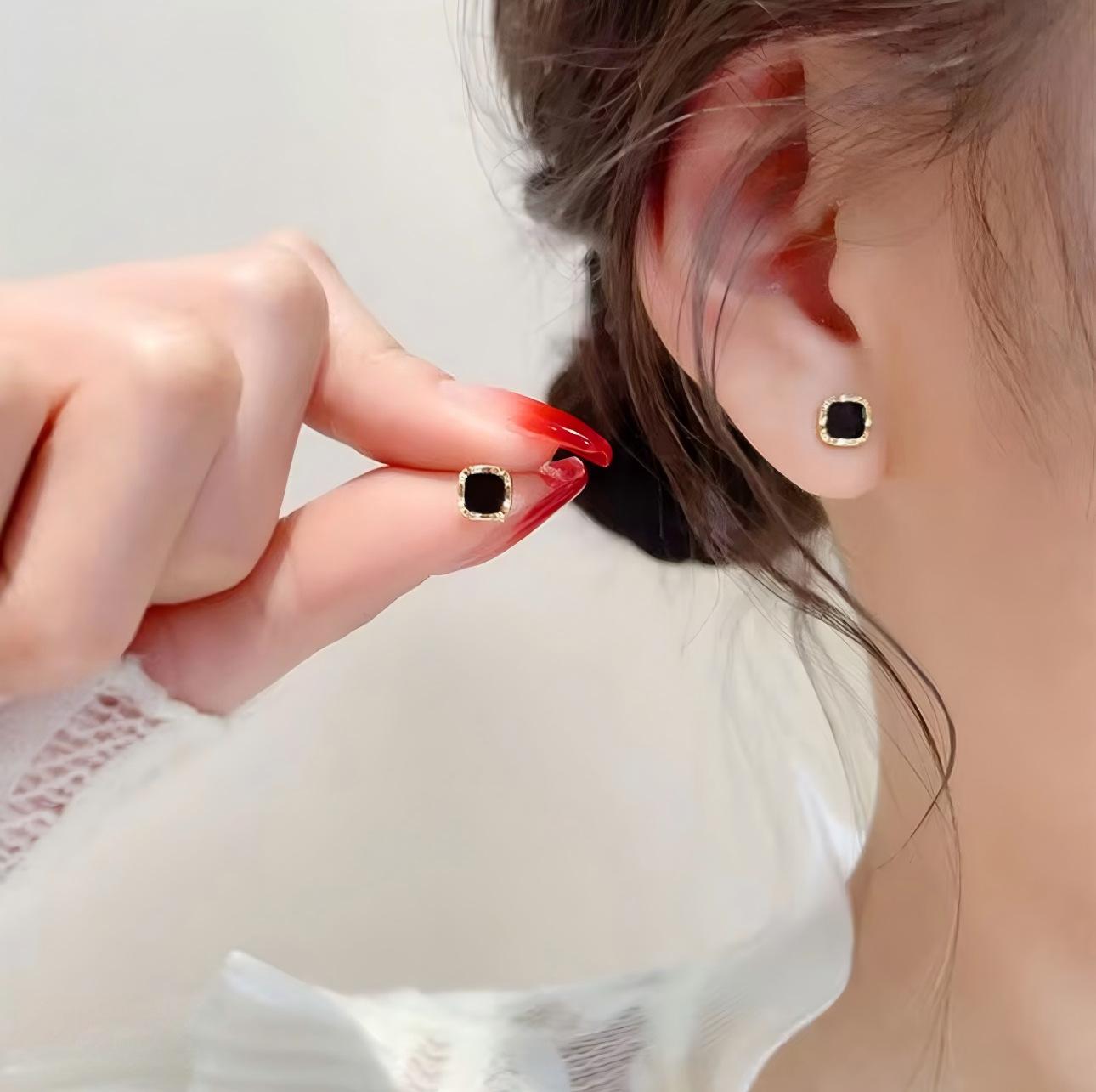 

[Night Phnom Penh] Retro Black Gold Contrasting Lace Square Commuter High-End Stud Earrings Jewelry Factory