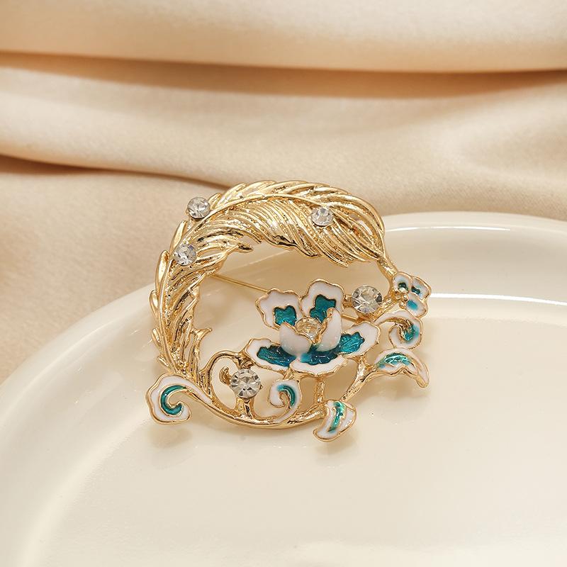 

Chinese style peony flower feather brooch high-end women s personality fashion corsage temperament pin jacket cardigan with accessories
