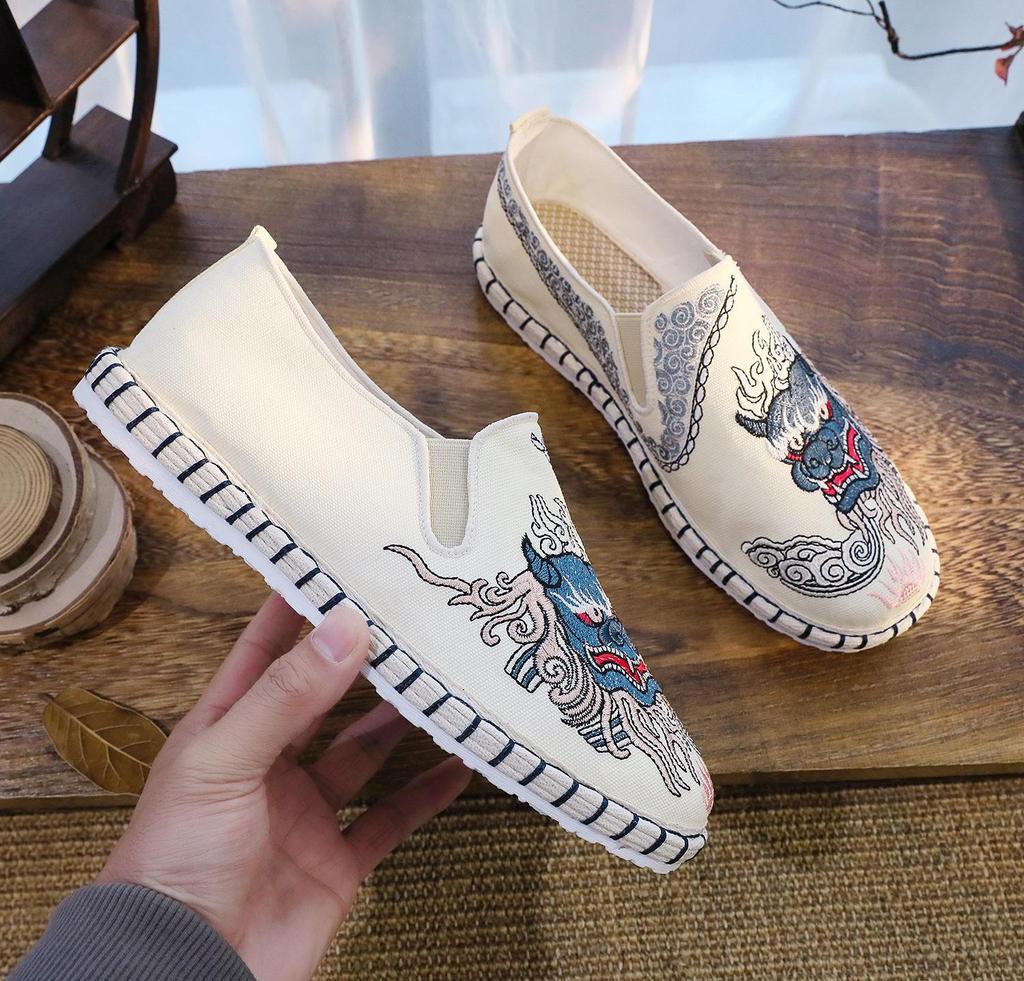 Beijing Men's Embroidered Cloth Shoes with Breathable Soft Sole
