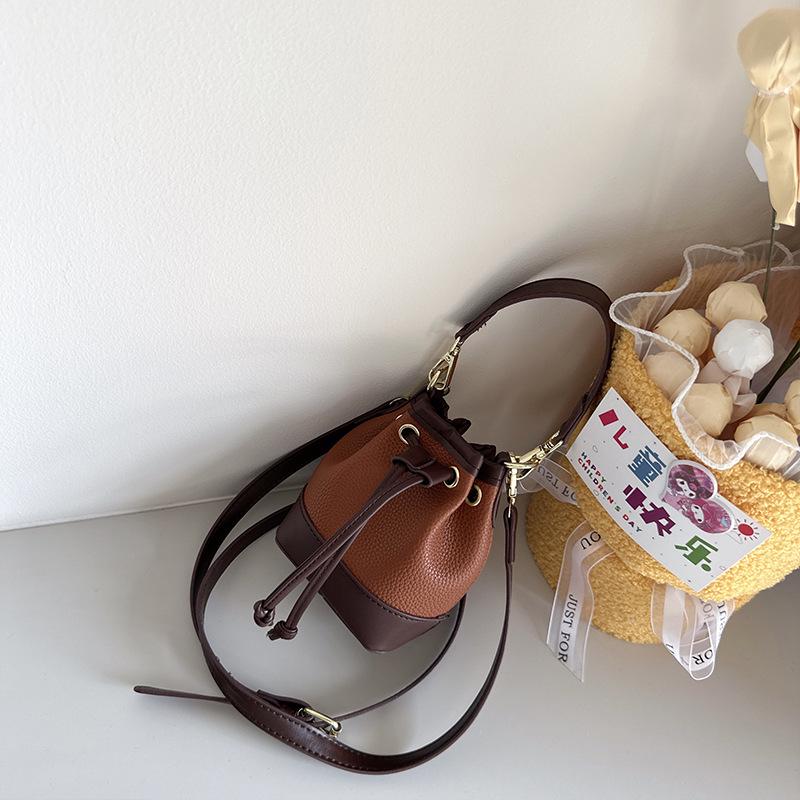 

Cute Mini Drawstring Bucket Bag for Kids and Parents - Fashionable Crossbody and Coin Purse коричневый