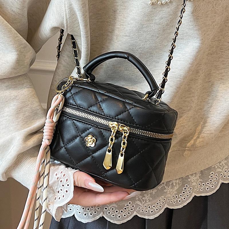New Product Fashionable Small Fragrant Style Rhombus Chain Portable Box Bag Versatile Temperament Personalized Messenger Change Bag Woman