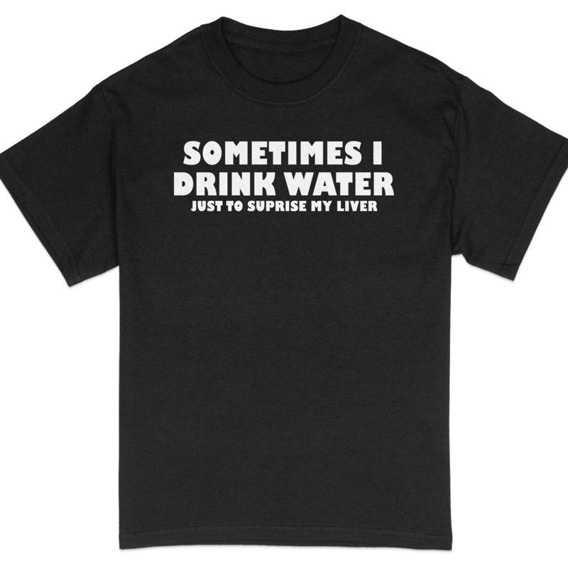 32 Lustige Zitate T-Shirt Manchmal trinke ich Wasser, um meine Leber zu überraschen Humorvoll
