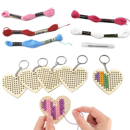 Kit fai da te per portachiavi con ciondolo a forma di cuore in legno con ricamo a punto croce, 5 pezzi