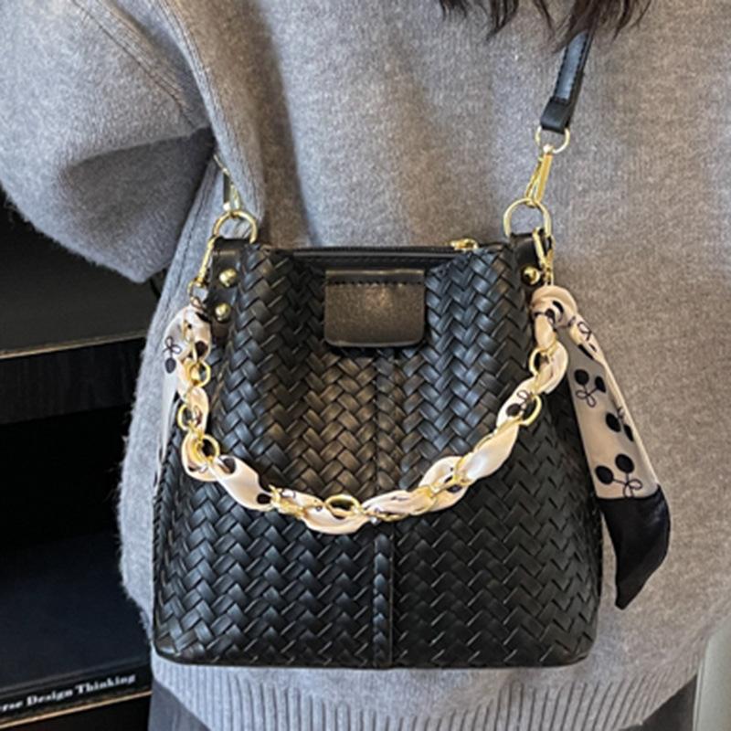 Casual, Fashionable and Simple Women's Bag, Trendy Single-shoulder Bag, Niche Color-blocking Texture Chain Hand-held Bucket Bag