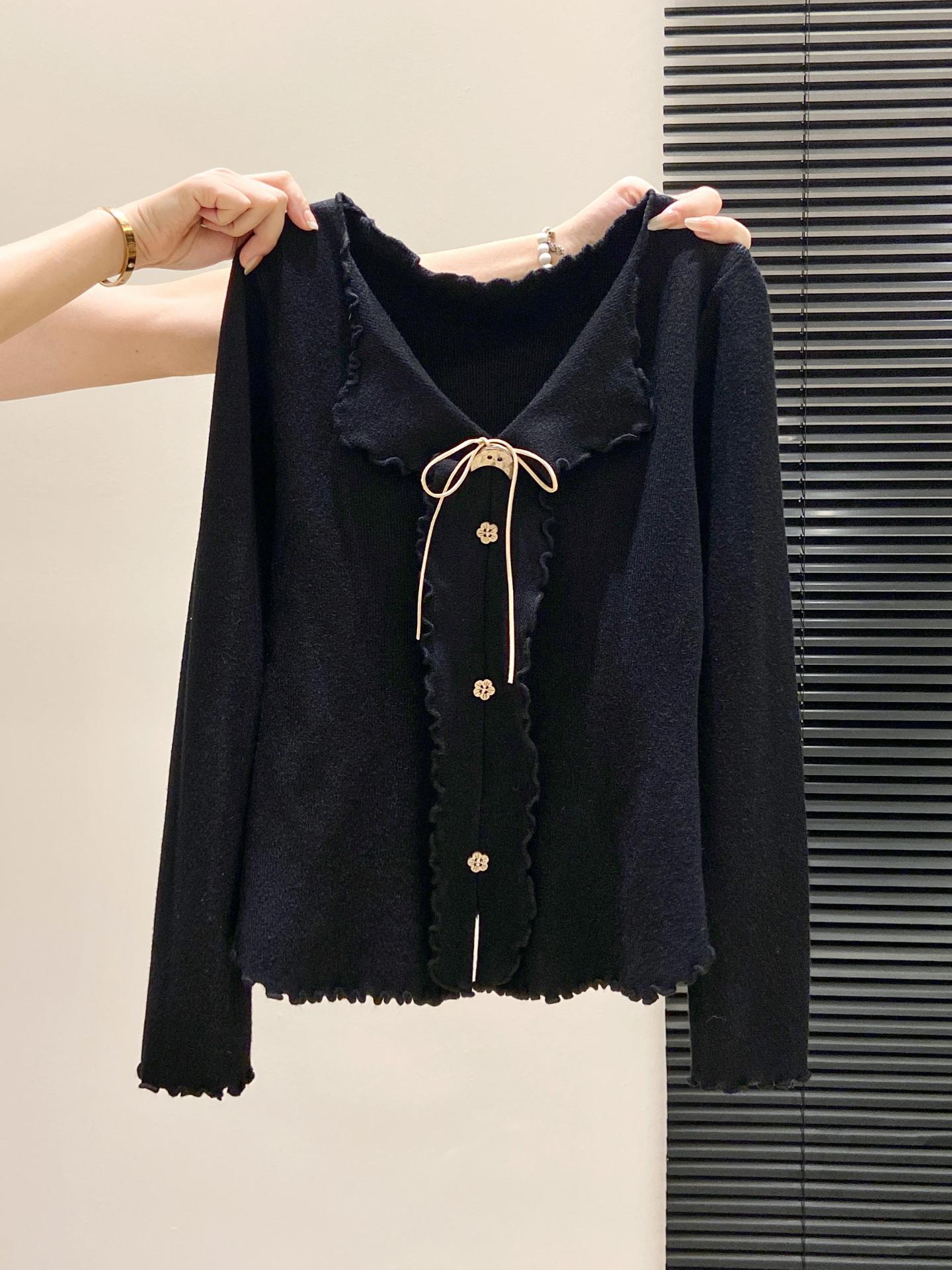 

Korean V-Neck Slim-Fit Knit Top for Women - Spring Elegant Sweet Button-Up Base Layer Medium чорний