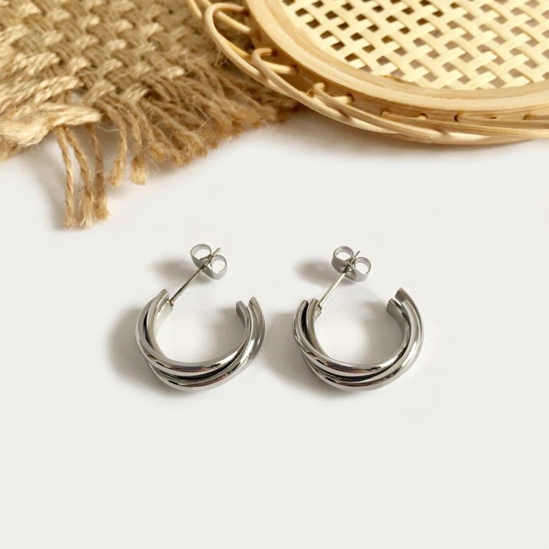 

НОВИНКА IN2023, горячие трендовые трехцветные серьги, серьги-гвоздики из титановой стали, повседневная одежда, универсальные ювелирные изделия, атмосфера гагат