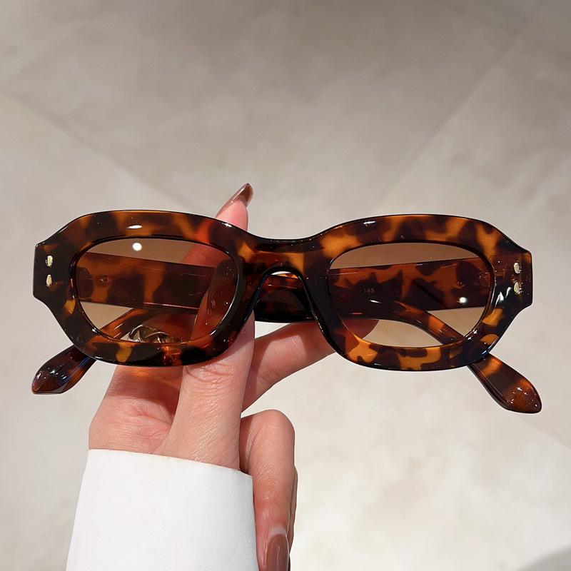 Luxury Brand Designer Small Frame Sunglasses Women Vintage Fashion Sun Glasses For Men Trendy Punk Rivet Hip Hop Shades Uv400