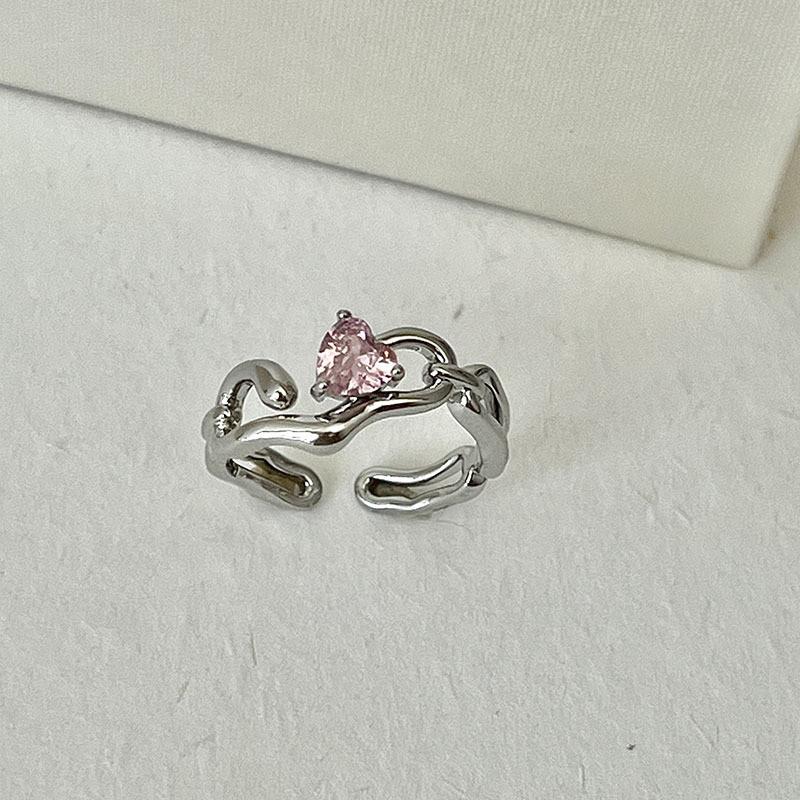 

Exquisite Shaped Heart Ring With Beautiful Pink Diamond For Stylish Women Accessory