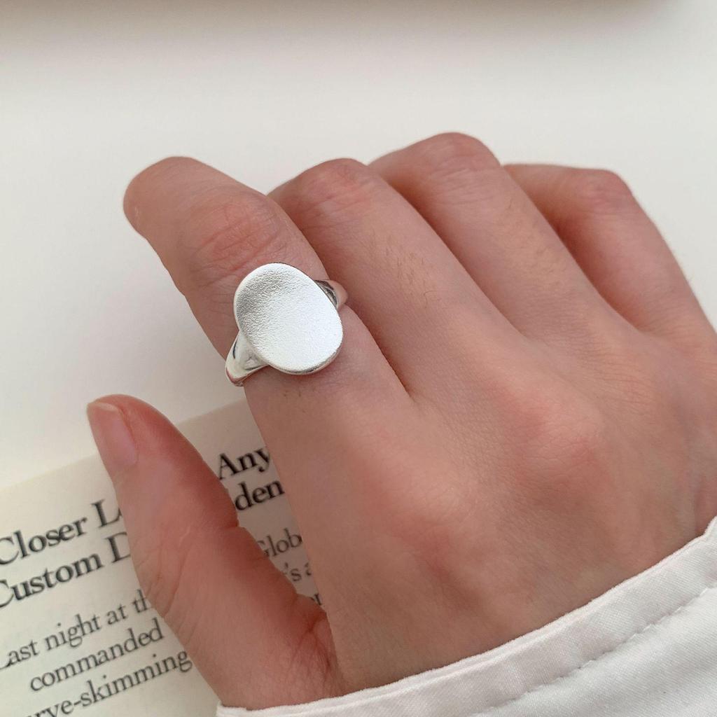 Anillo Minimalista Geométrico Mate Esmerilado con Banda Abierta para Mujer