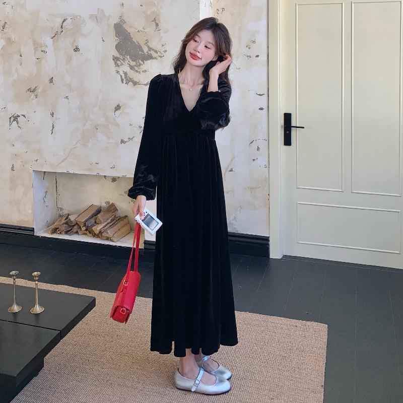 Hepburn Style Gold Velvet Dress: 2024 Autumn French Retro V-Neck, Puff Sleeve, Waist Long Dress