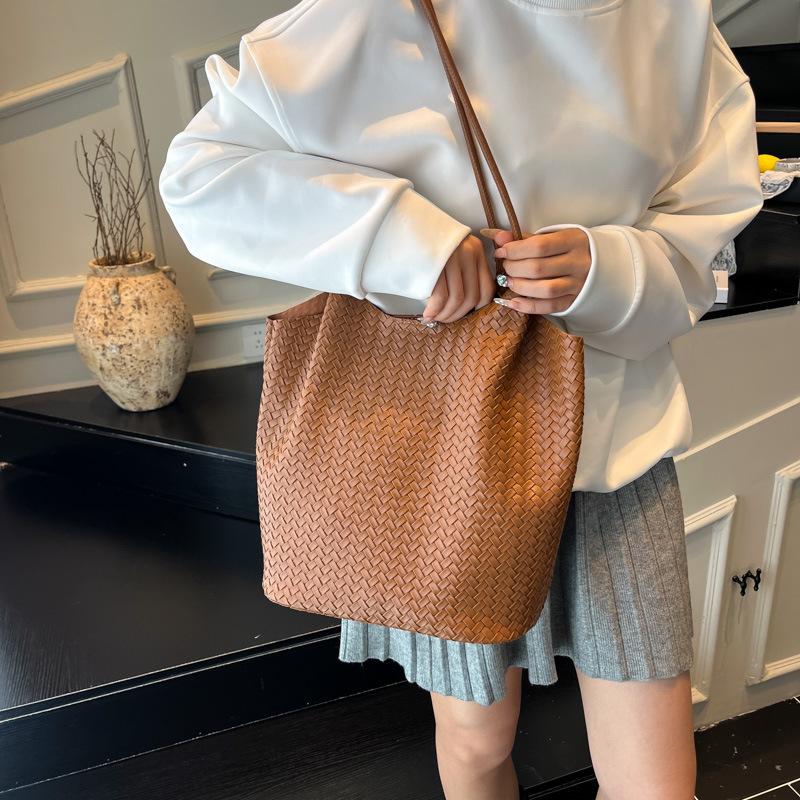Autumn and Winter Woven Pattern Big Bag Women's New Fashion Retro Underarm Tote Bag Large Capacity Commuter Shoulder Bag