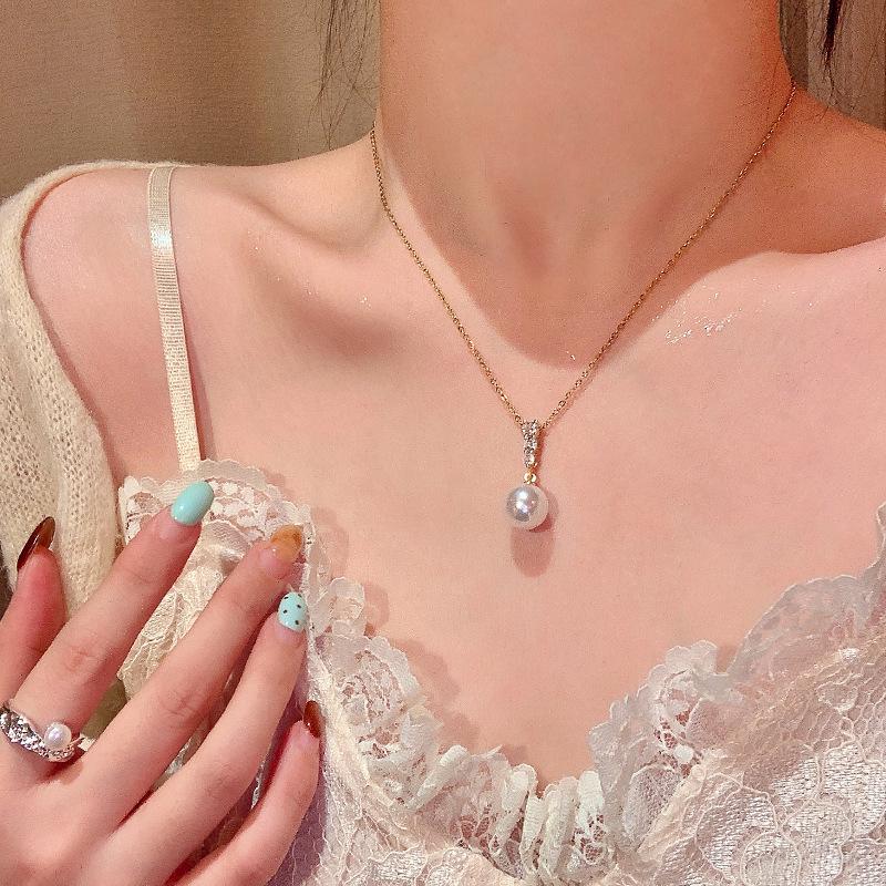 "Trendy High-End Pearl Necklace: Versatile Titanium Steel Clavicle Chain for Women"